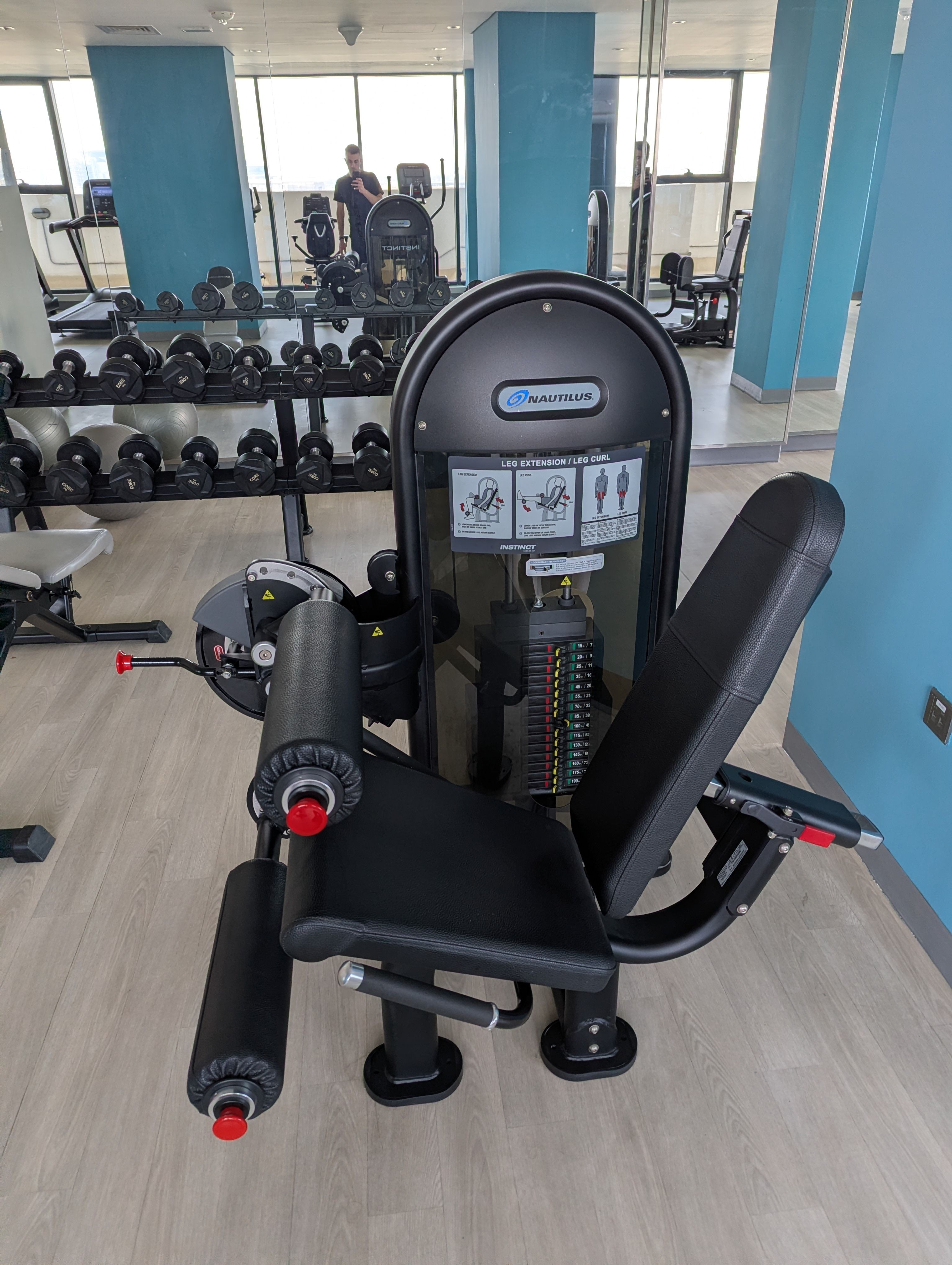 Leg extension machine